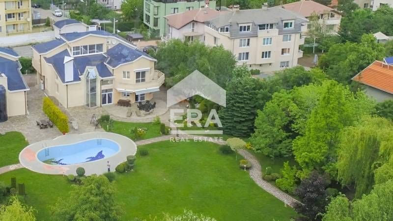 Прекрасна къща с голям двор, басейн и детска площадка в кв. Витоша.