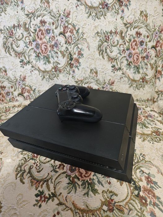 Продам SonyPlaystation 4