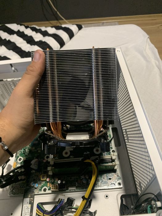 procesor Intel Xeon E3-1230 v6 (echivalent i7-7700)