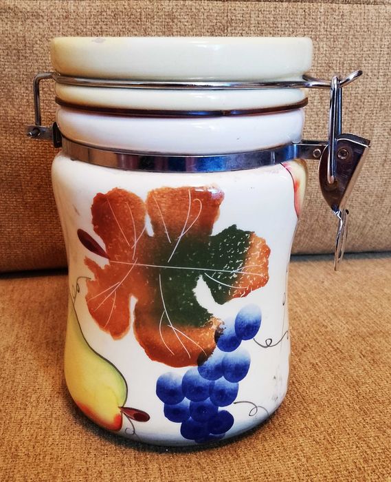 Порцеланов буркан.С плътно затваряне.Вместимост600мл.