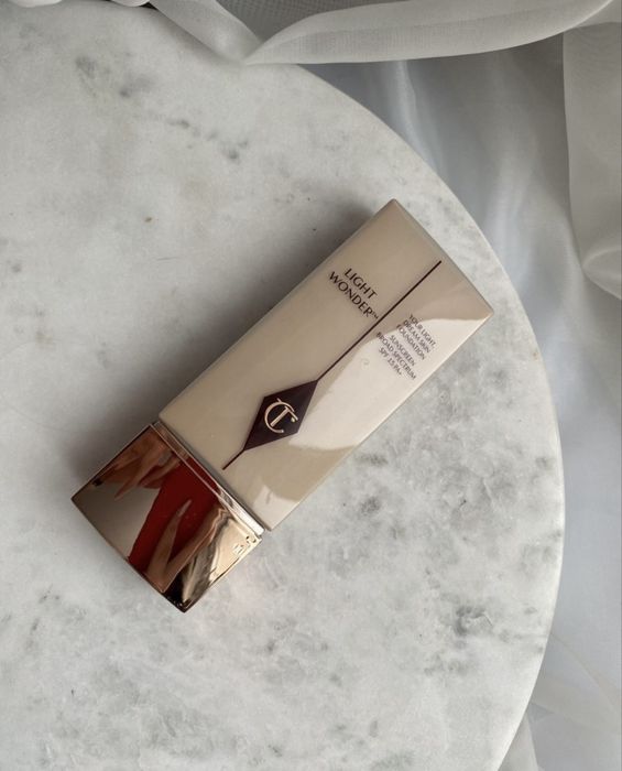 Тональная основа Charlotte Tilbury Light Wonder Foundation SPF15