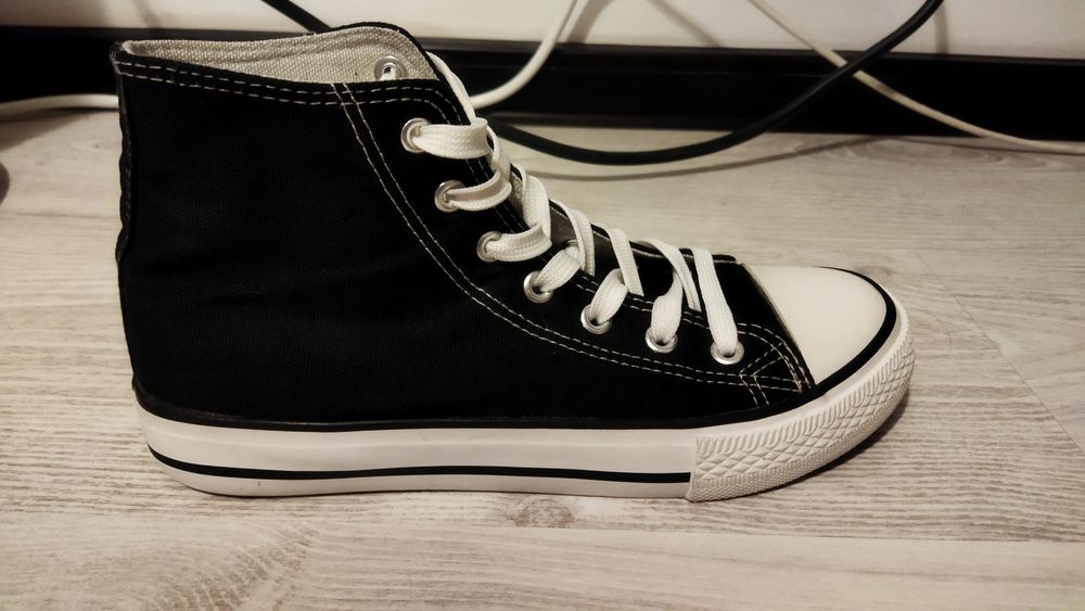 Tenesi negri cu cusături albe