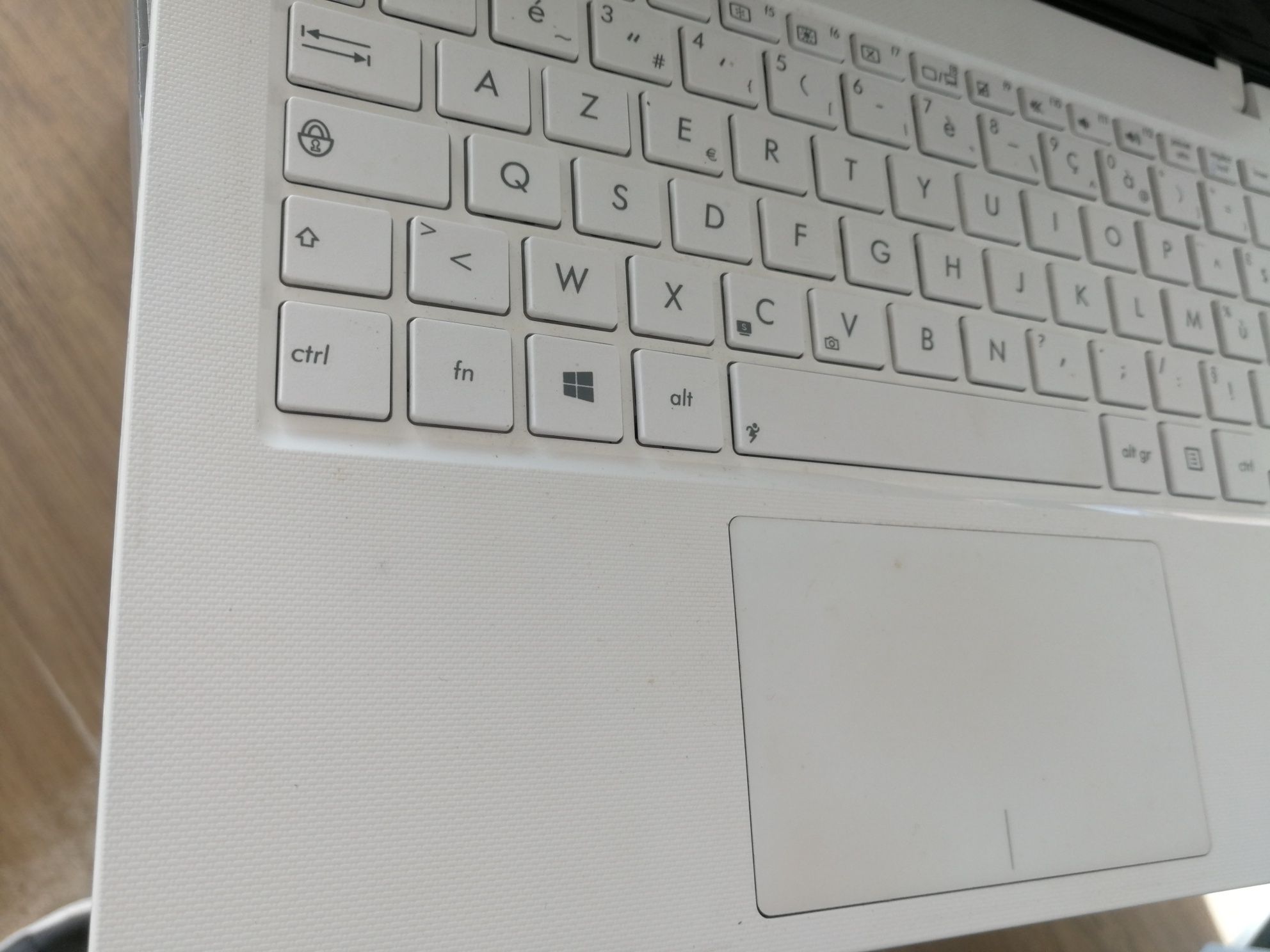 Лаптоп Asus X200CA