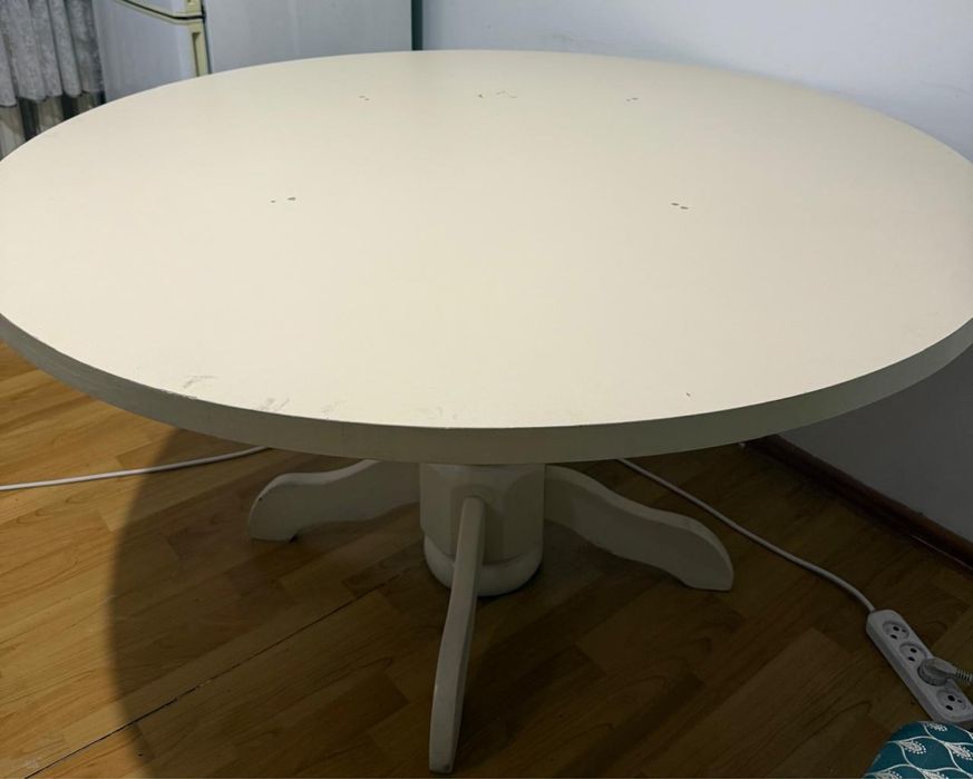 Продаю круглый стол шириной 130 см