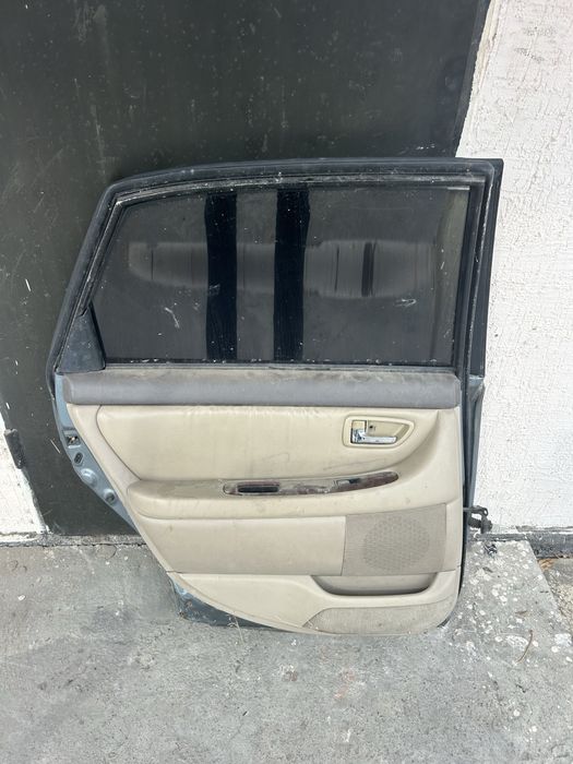 Задняя левая дверь от тойоты авалон