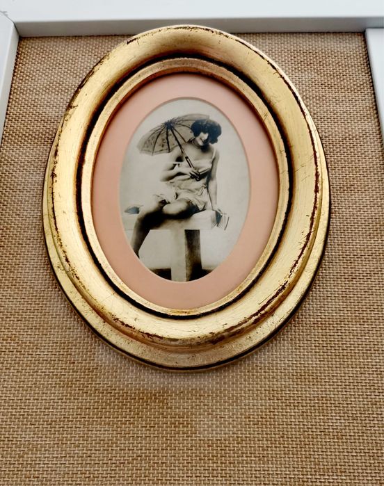 Еротична  картина графика на жена с чадър в златна рамка  чернобяла