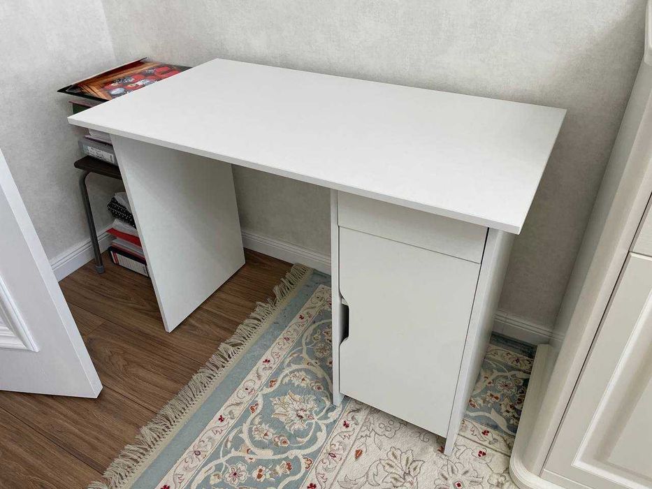 Продам стол белый новый