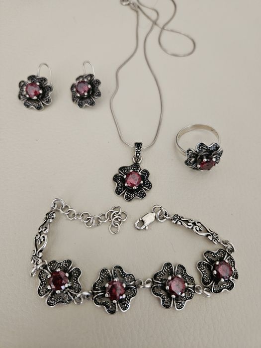 Set argint filigran 300 lei.