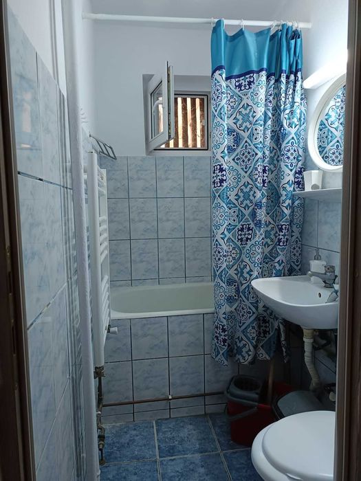 Inchiriez apartament  2 camere in zona Boul Rosu cu centrala proprie
