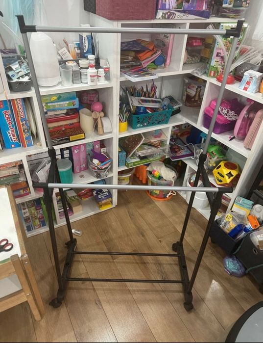 Suport de haine cu roți