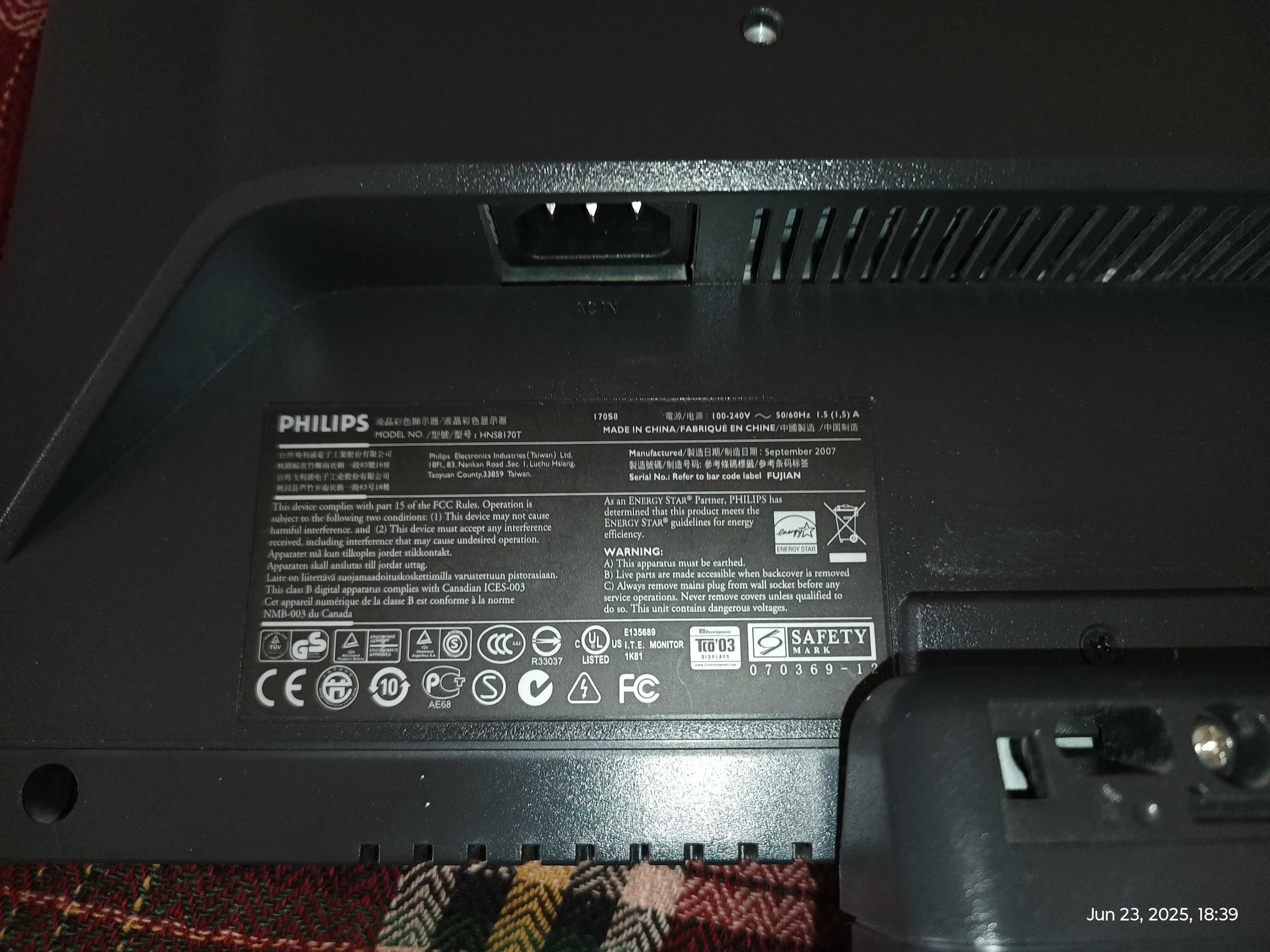 Продавам TFT монитор Philips 170S 17 инча, 1280х1024, VGA