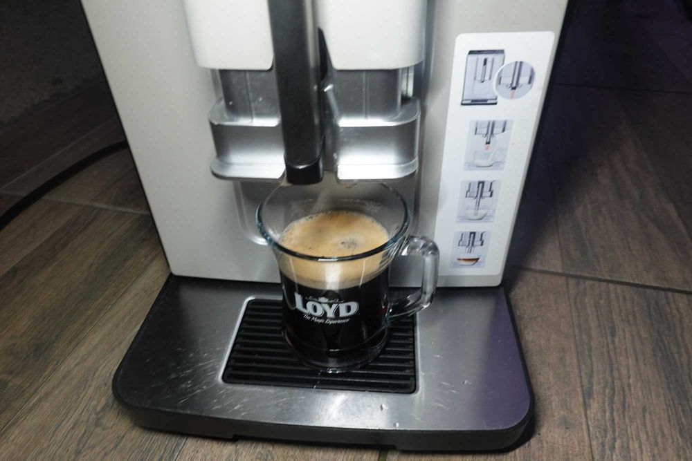 Espressor Bosch VeroCup 300 rasnita ceramica model cu ecran