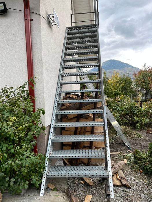 Scări metalice zincate