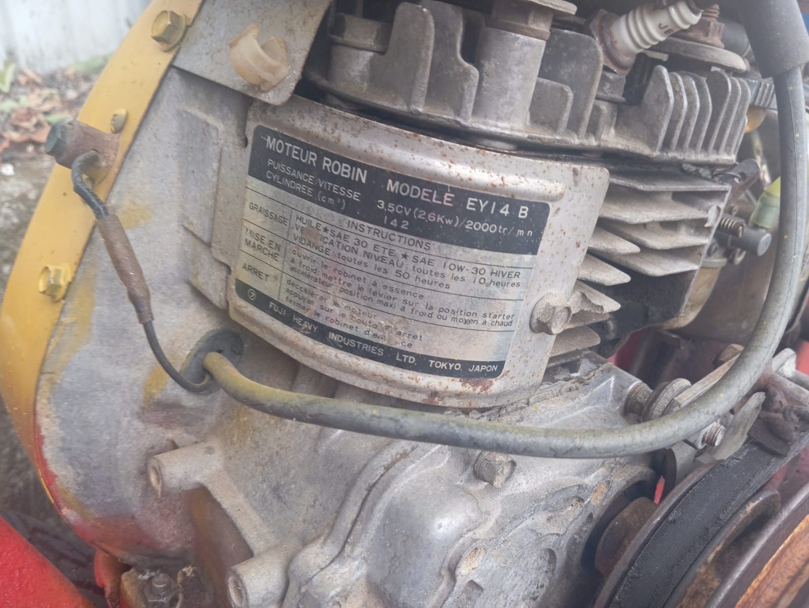 Vând motocultor cu remorca