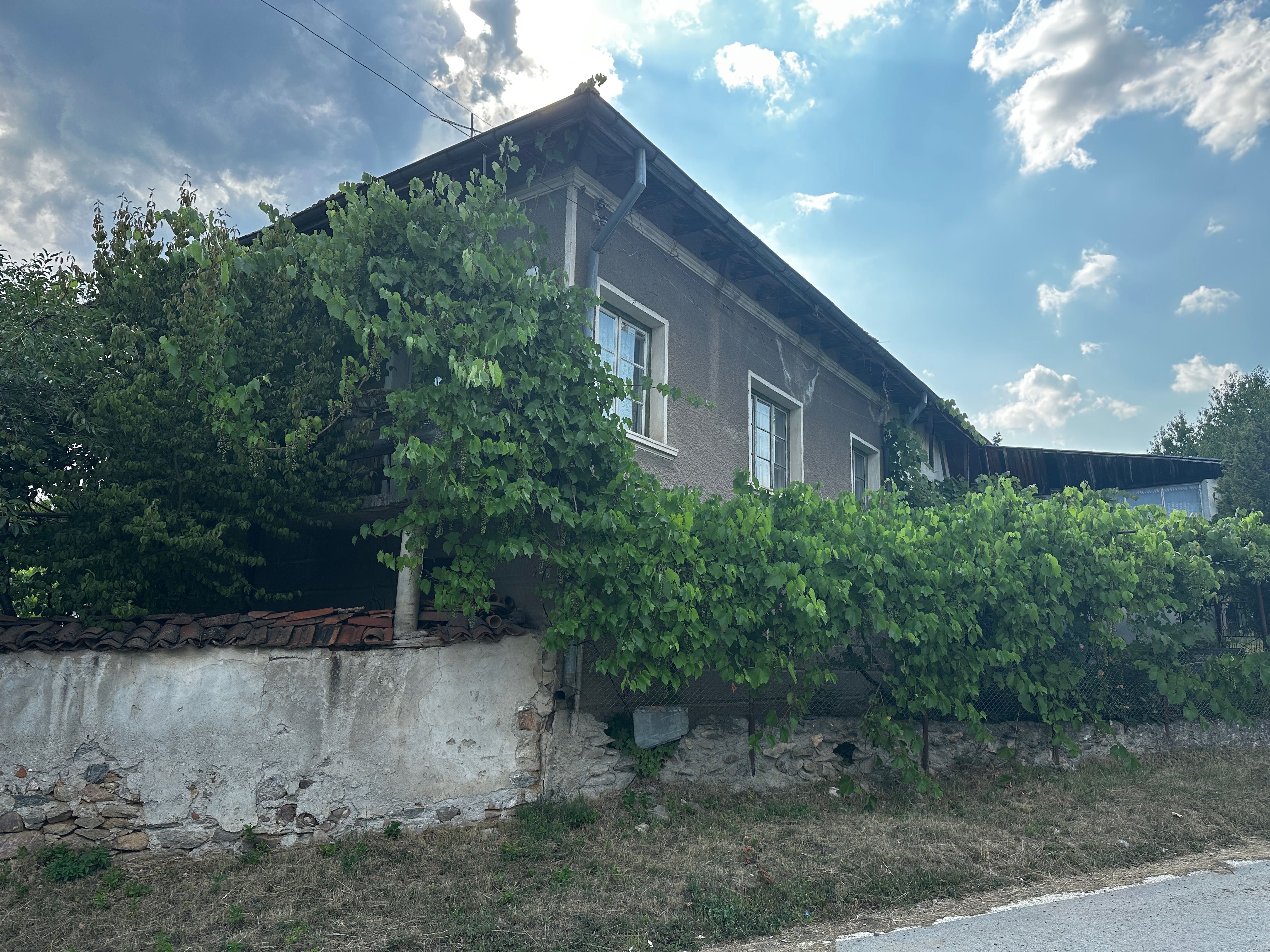 Продавам къща в с. Долно Камарци