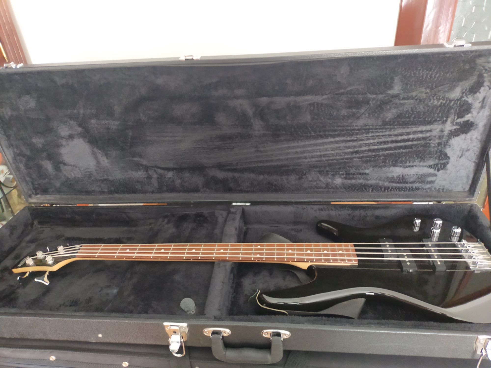 Chitara bass Ibanez și case pentru transport în siguranță .