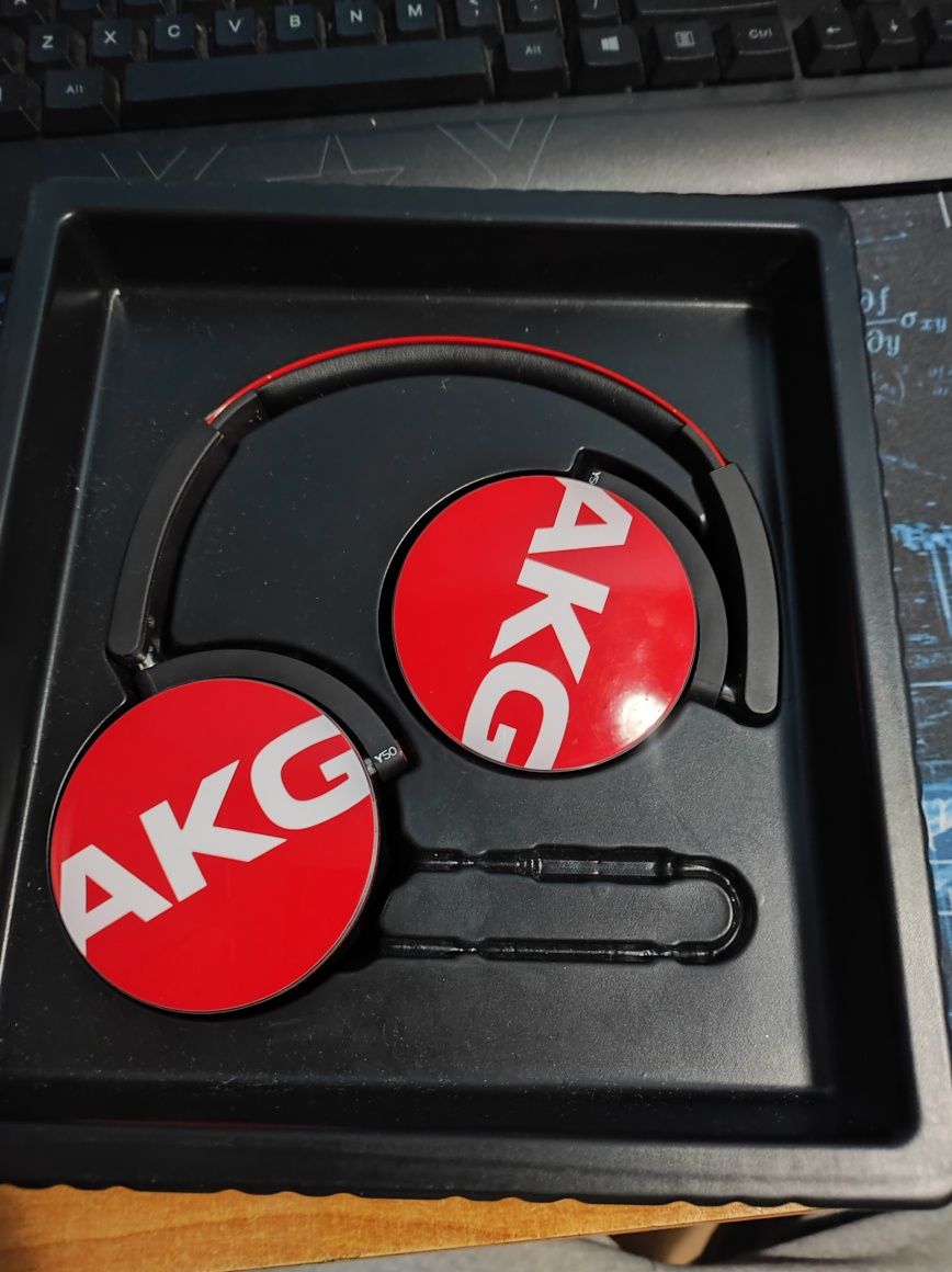 Vând căști AKG y50