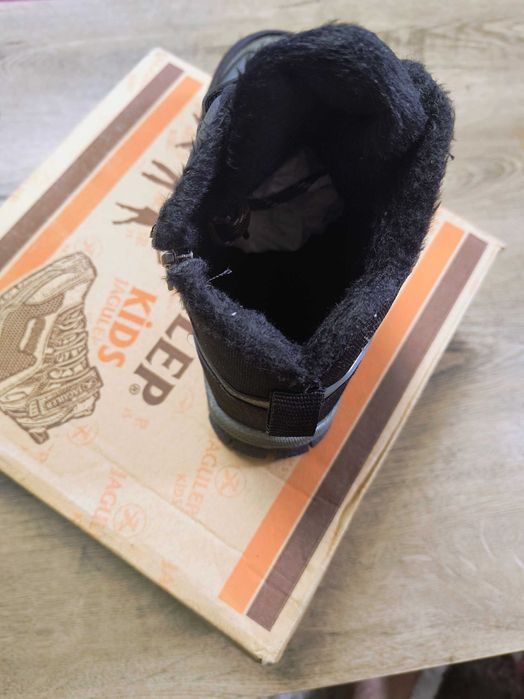 Чисто нови ботуши за момче 33 номер