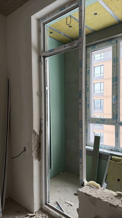 Пластиковкое Окно на балкон с дверью