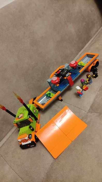 LEGO City Stunt 60294 - Камион за каскади