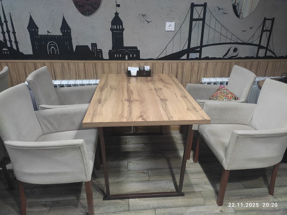 Продается стол отличного качества подходит для кафе и кофейни р.80/120