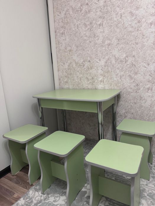 Стол и 4 стулья. Размер 60на 90