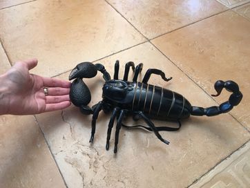 Голям скорпион- играчка от Animal Planet