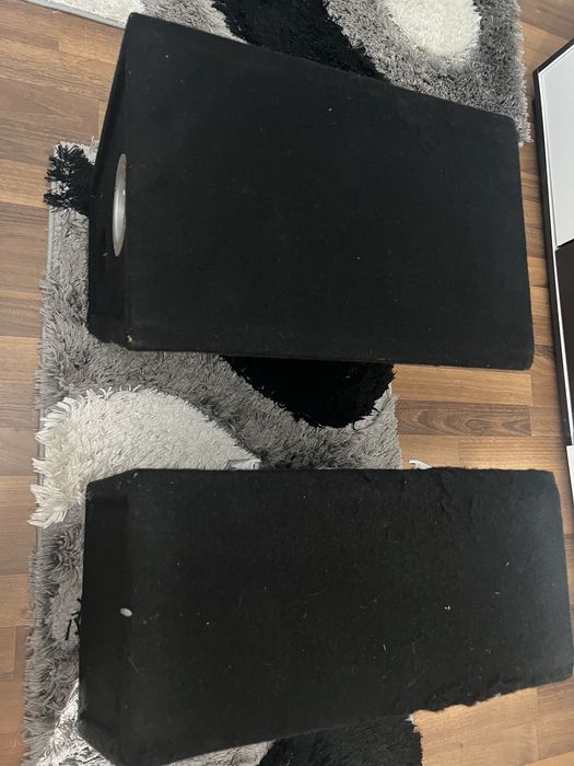 Vand 2 incinte pentru subwoofer auto.