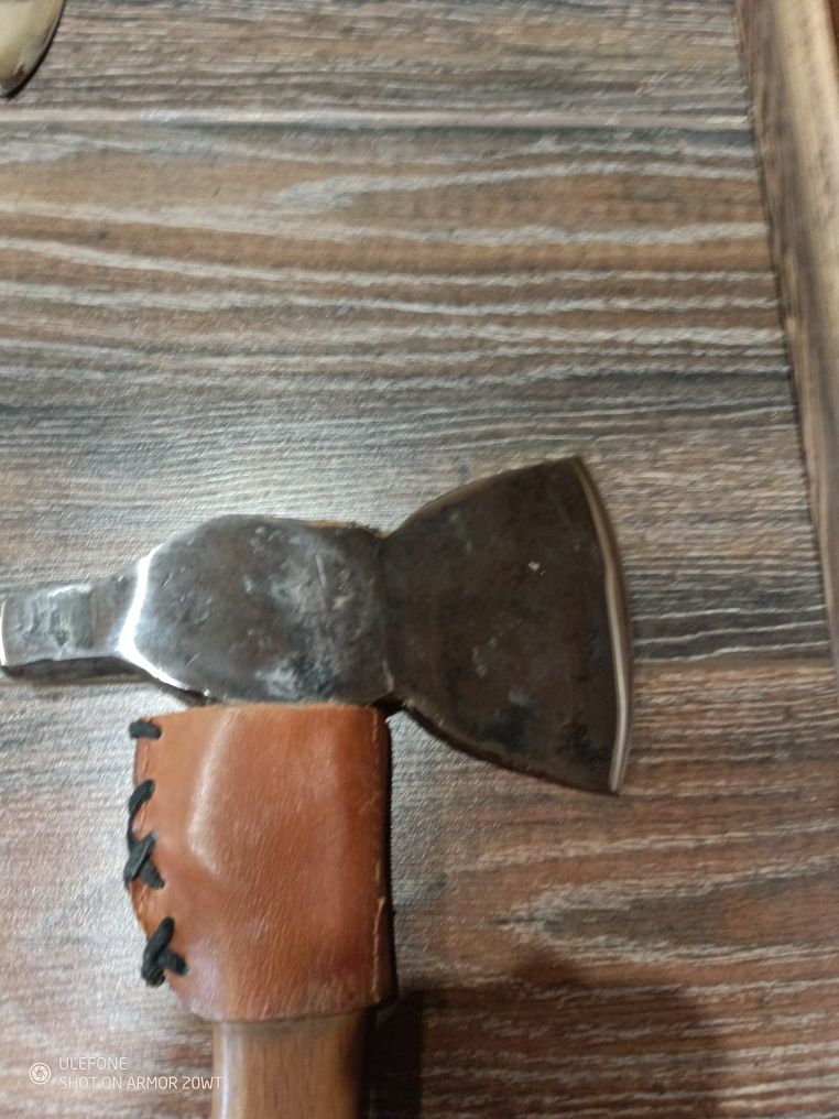 Продавам три брадви, сечива, инструмент.
