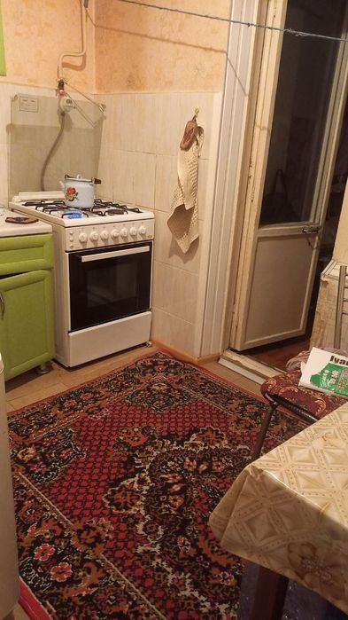 Продаю 3ком квартиру на сергели 3 ,/1етаж