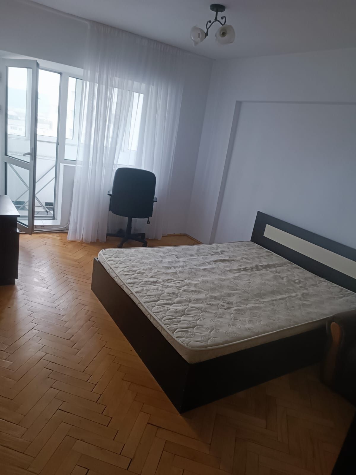 Inchiriez apartament Păcurari 2/3 camere