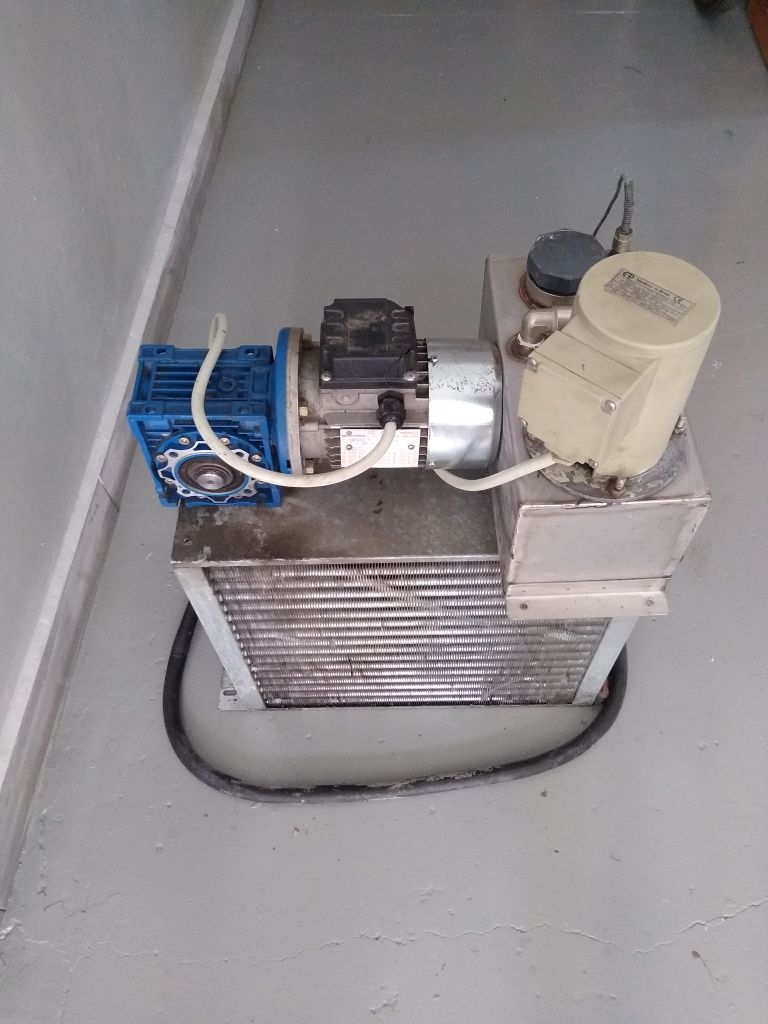 Reductor motovario ,radiator cu ventilație,pompa recirculare lichid .