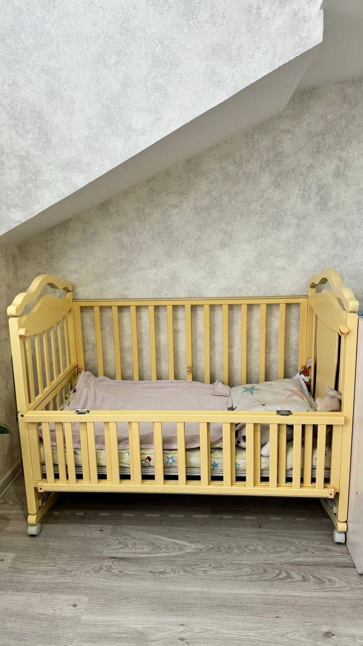 Продаем детскую деревянную кроватку