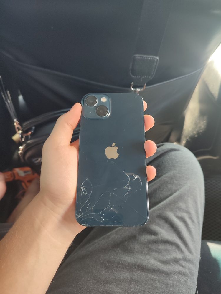 Iphone 13 работает отлично.