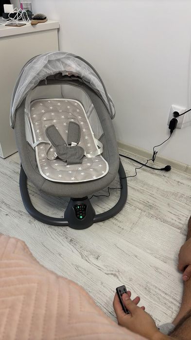 Balansoar Pentru Bebelusi cu conectare la priza si telecomanda