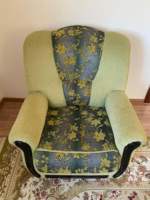 Продается диван и 2 кресла.