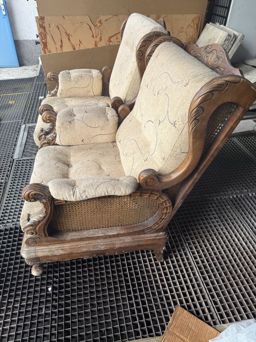 Фотьойл от масивно дърво с орнаменти