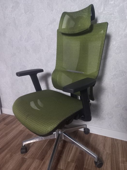 Эргономичное кресло с сеткой, отличное состояние