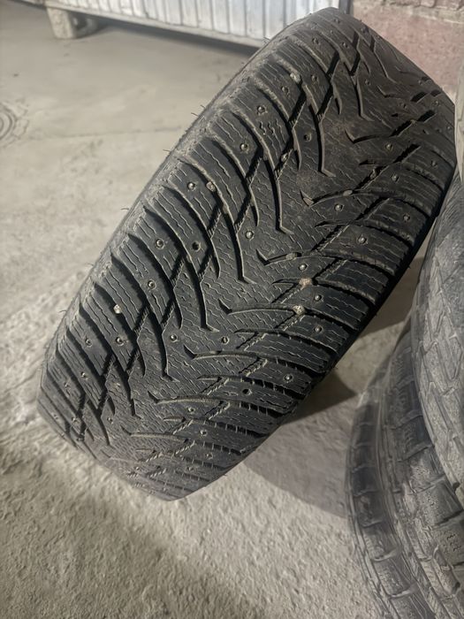 Шины зимние с шипами в отличном состоянии R16