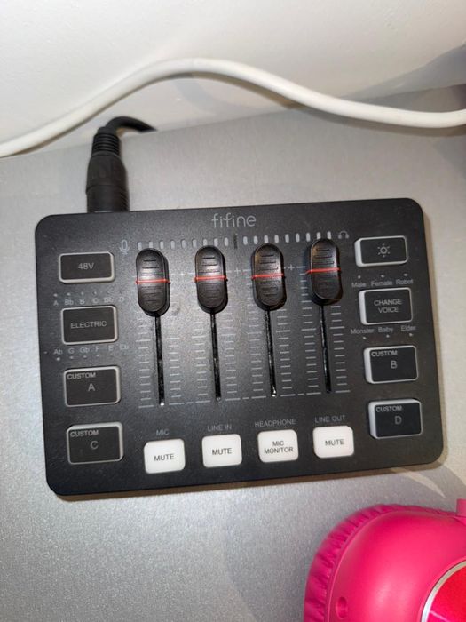 Продам динамический микрофон Fifine am8 с аудиокартой Fifine sc3