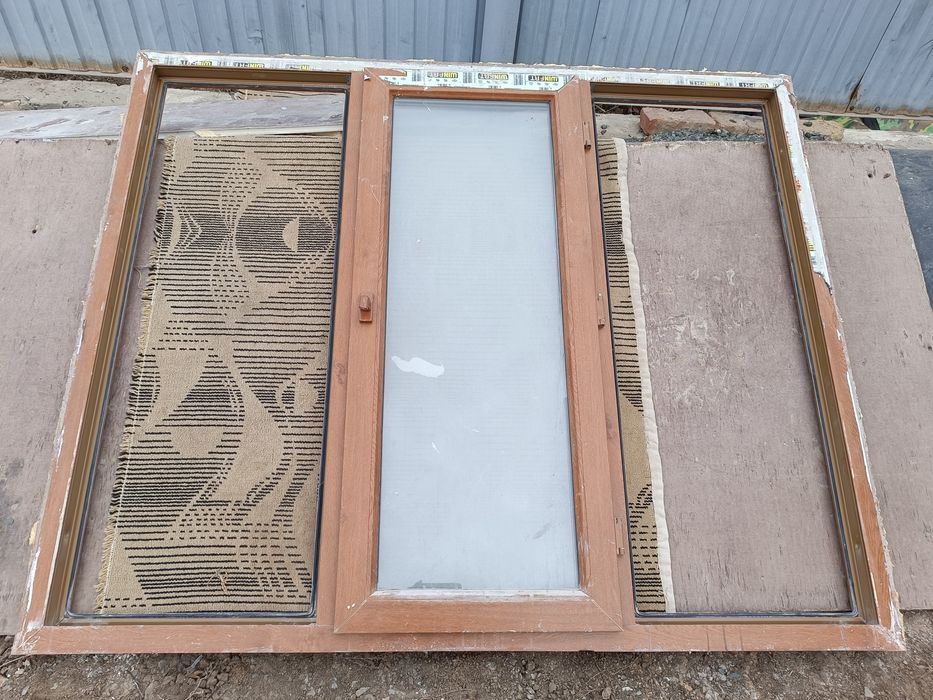 Пластик терезе сатылады биыктыгы 1,45. Узындыгы 1, 75.