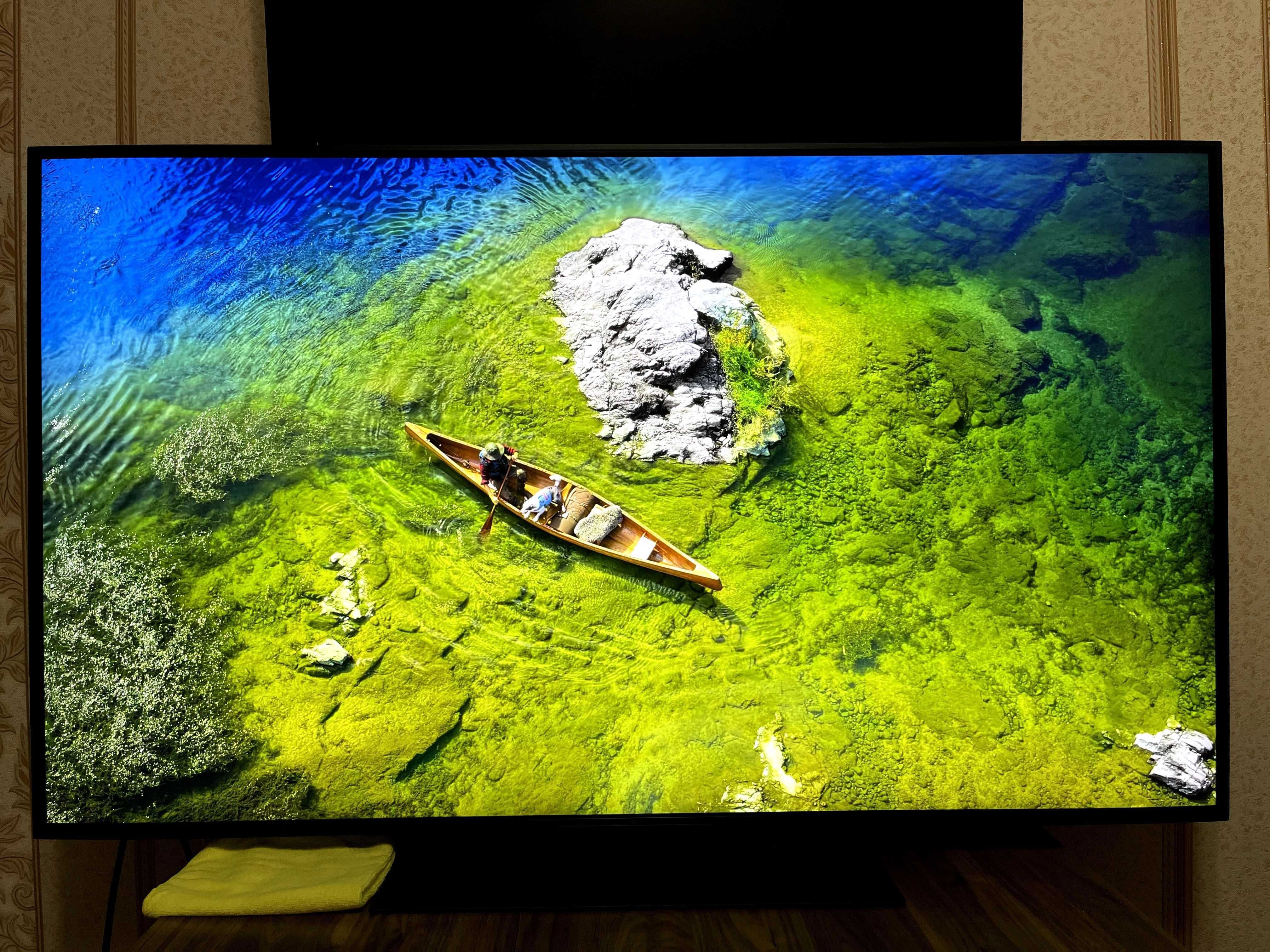 Samsung AU9000 65" одна из самых последних моделей