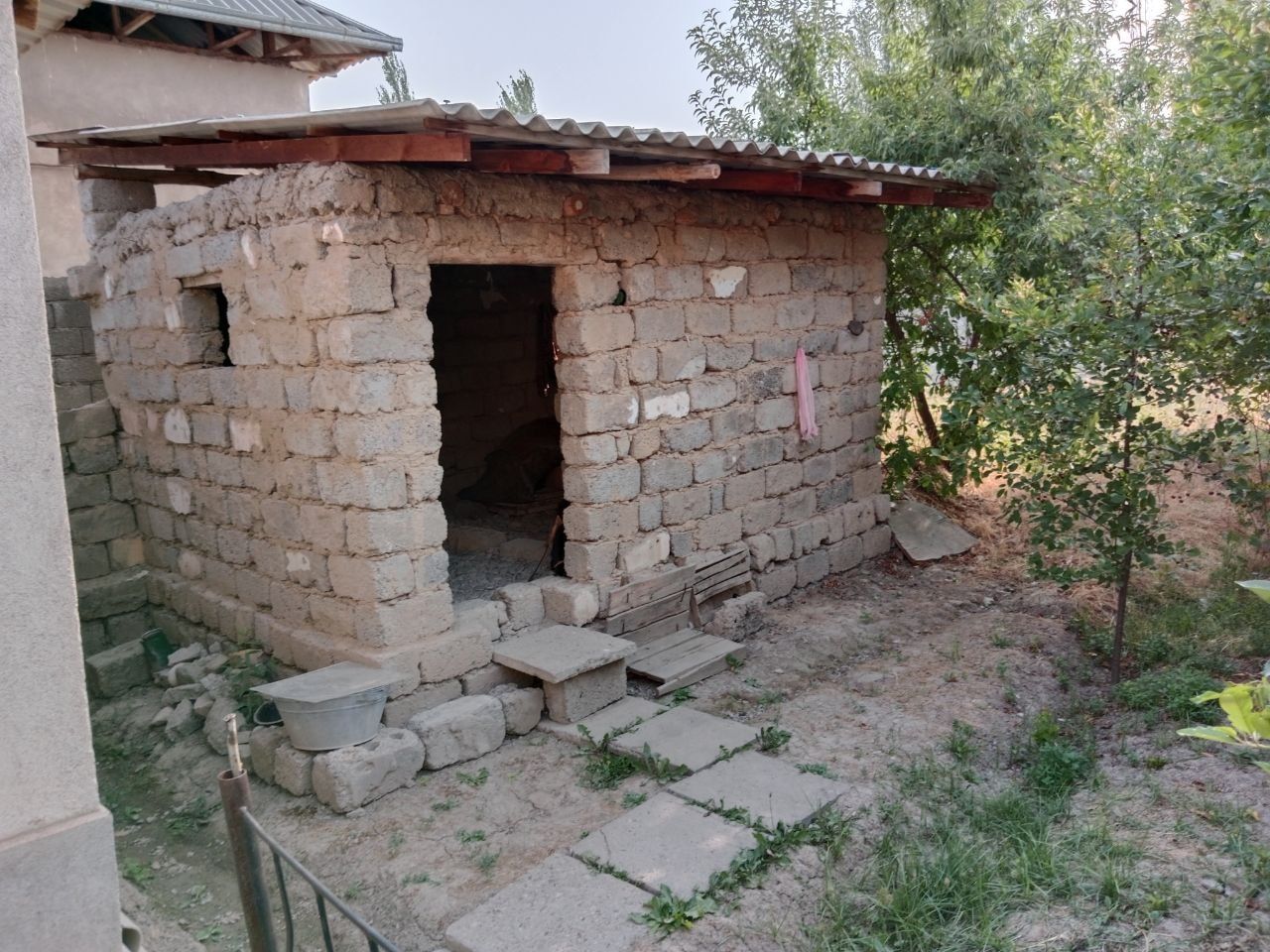 Uchaska sotiladi 10sotix yukari chirchik nurli yol maxallasida