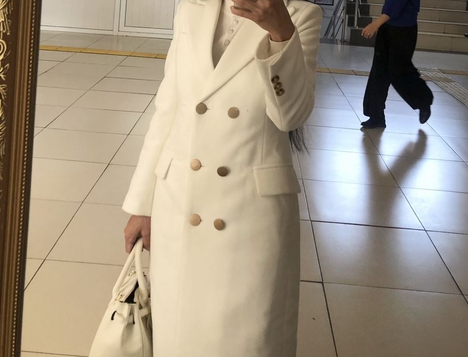 Пальто белое демисезонное.