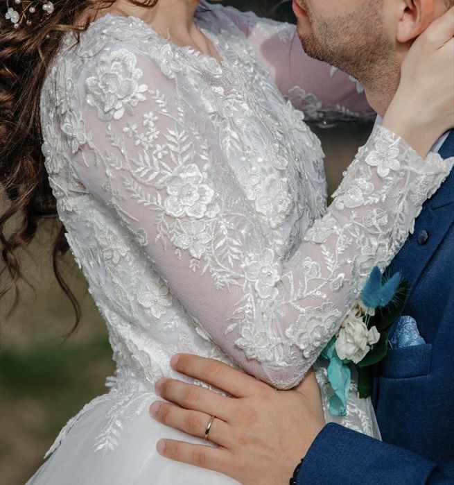 Rochie de mireasa + voal+ pantofi + accesoriu par