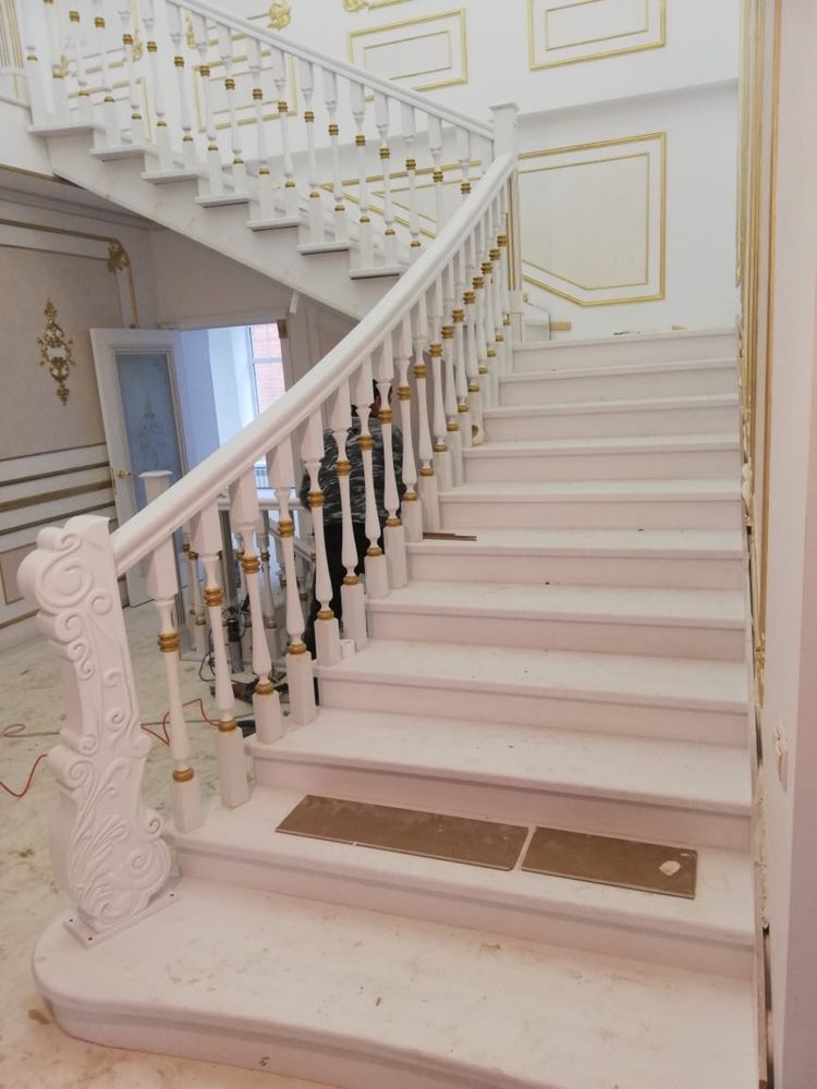 Лестница, двери из дерева на заказ.