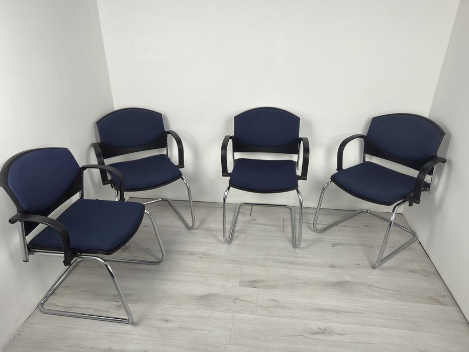 Офис столове в тъмносин цвят подходящи за конферетни зали  или срещи;