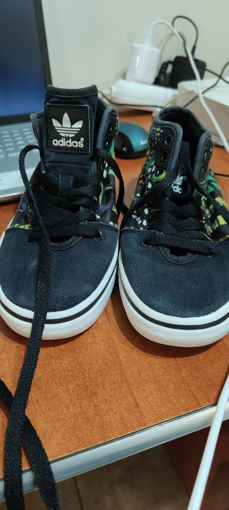 Vând teniși Adidas, mărime 38.5