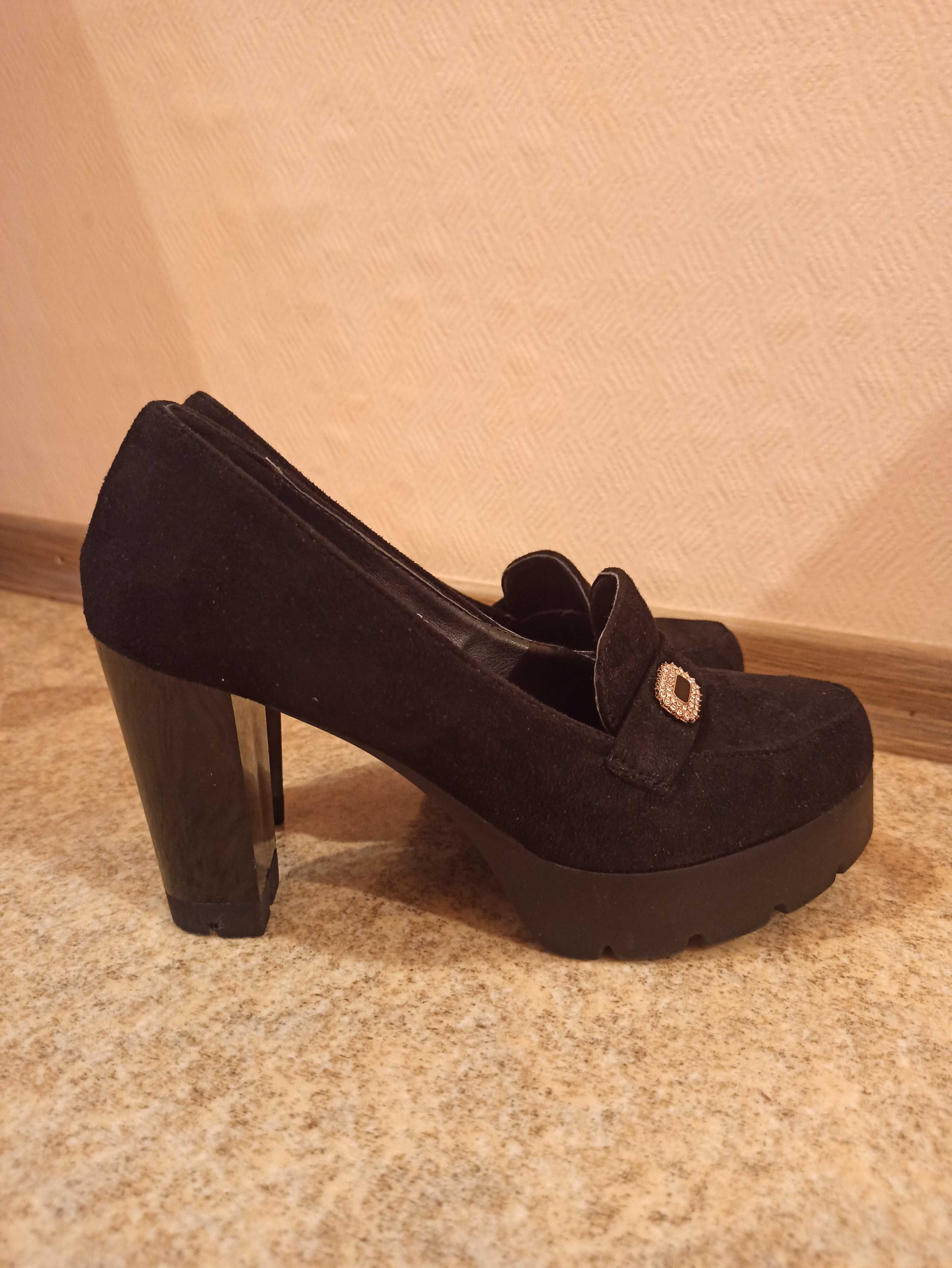 Продам женские туфли черные (нубук).