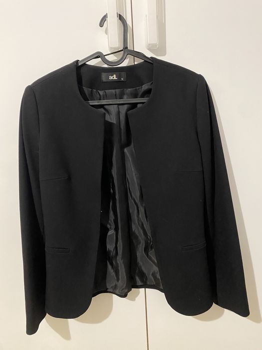 Дамско черно сако на марката ADL